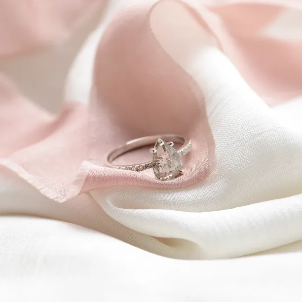 Gold vintage ring with salt and pepper diamond EIMMEAR Image