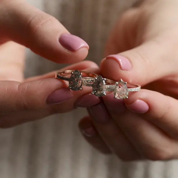 Gold vintage ring with salt and pepper diamond EIMMEAR Image