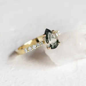 Gold ring with pear moss agate and diamonds EALGA