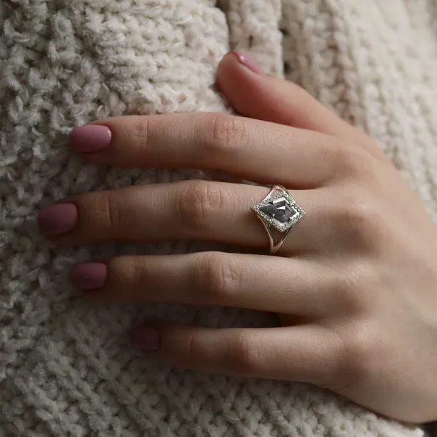 Spectacular kite salt and pepper diamond ring in solid gold CATHAL Image