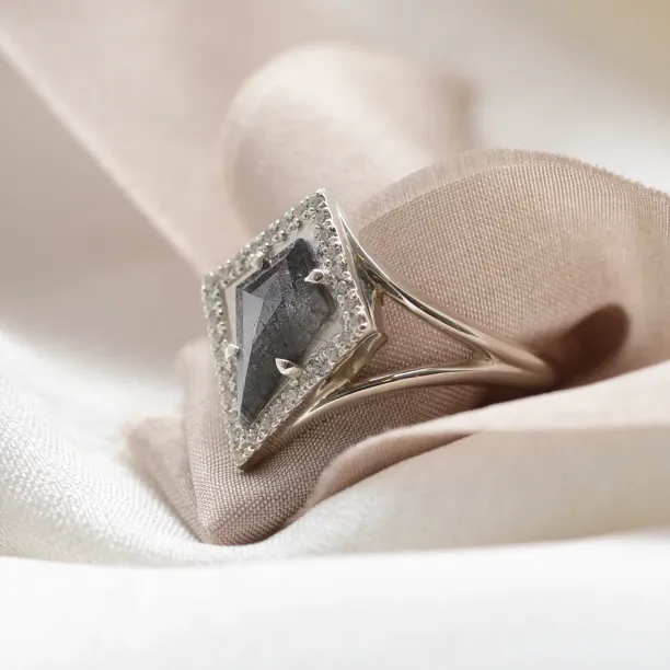 Spectacular kite salt and pepper diamond ring in solid gold CATHAL Image