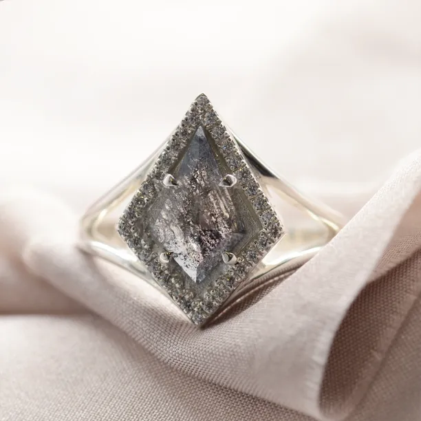 Spectacular kite salt and pepper diamond ring in solid gold CATHAL Image