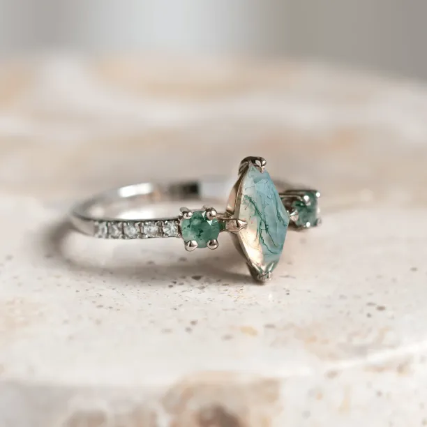 Vintage moss agate ring with side diamonds in solid gold OSCAR Image