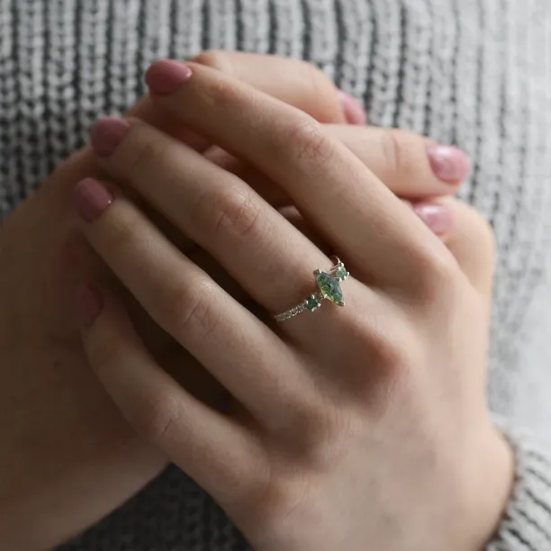 Vintage moss agate ring with side diamonds in solid gold OSCAR Image