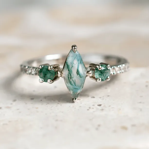 Vintage moss agate ring with side diamonds in solid gold OSCAR Image