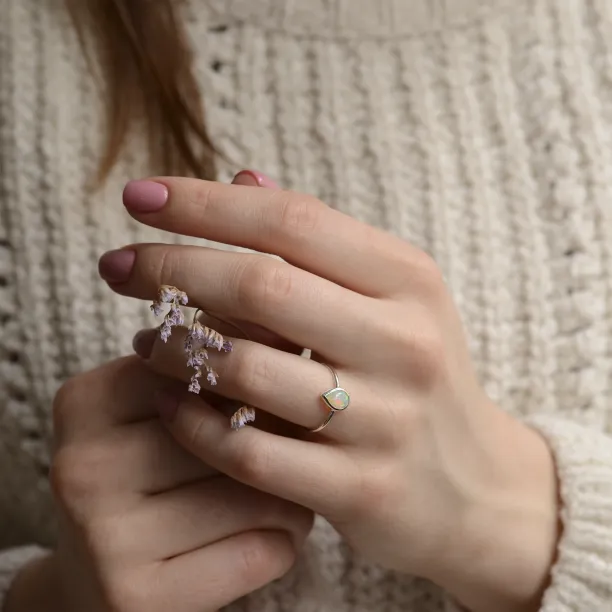 Pear white opal ring in solid gold FINN Image