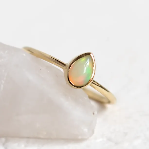 Pear white opal ring in solid gold FINN Image
