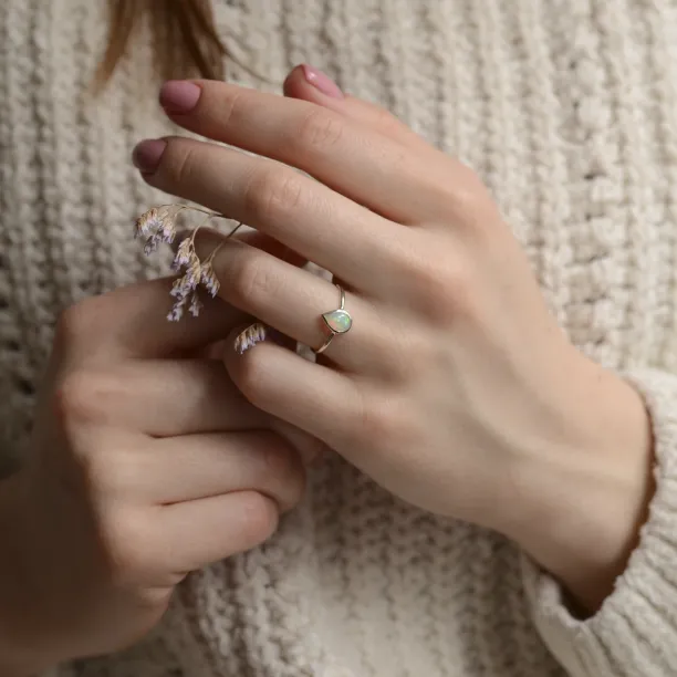 Pear white opal ring in solid gold FINN Image