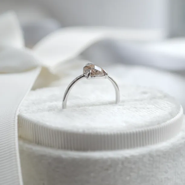 Elegant ring with pear salt and pepper diamond and side diamonds CILLIAN Image