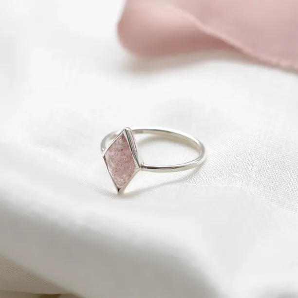 Gold kite strawberry quartz ring FRAGOLA Image
