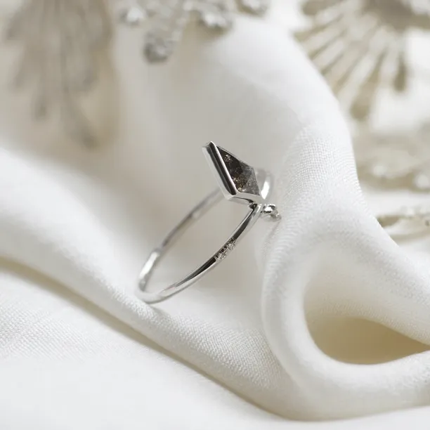 Gold ring with kite salt and pepper diamond and white diamonds CIAN Image