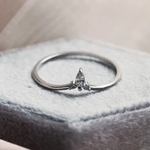 Minimalist gold ring with diamonds JANIS Image