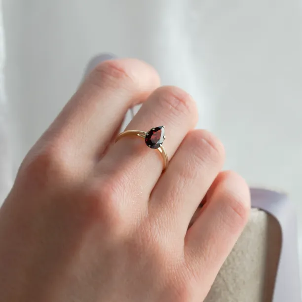 Gold garnet ring OLLY Image