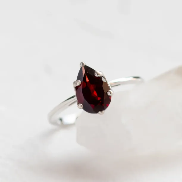 Gold garnet ring OLLY Image