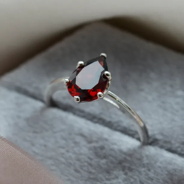 Gold garnet ring OLLY Image