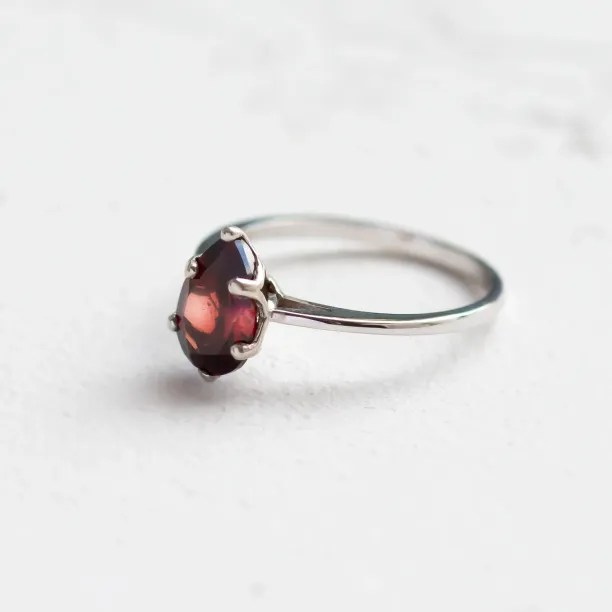 Gold garnet ring OLLY Image