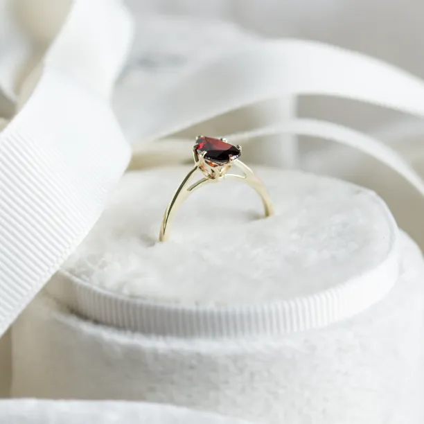 Gold garnet ring OLLY Image