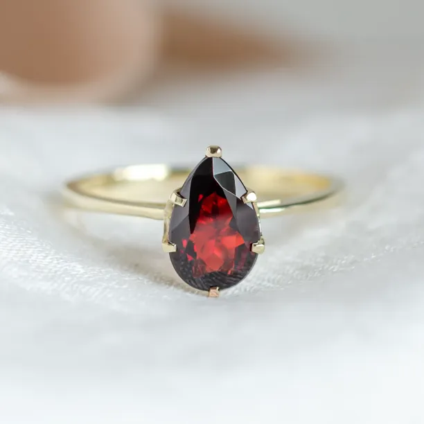 Gold garnet ring OLLY Image