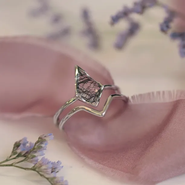 Gold ring set with quartz BUNO Image