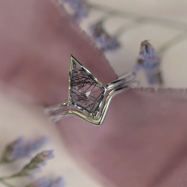 Gold ring set with quartz BUNO Image