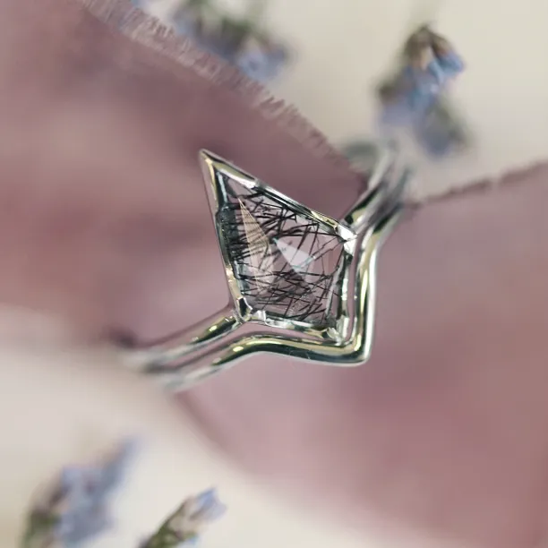 Gold ring set with quartz BUNO Image