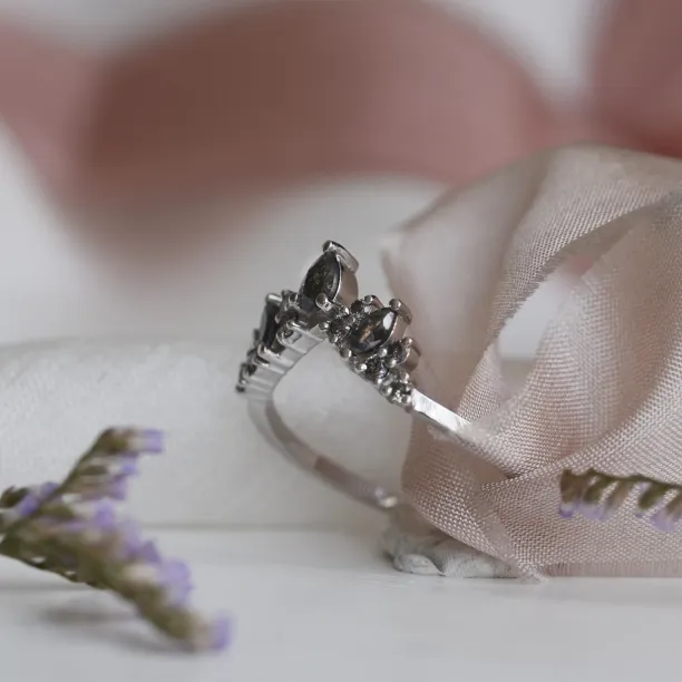 Majestic gold ring with salt and pepper diamonds FIERIA Image