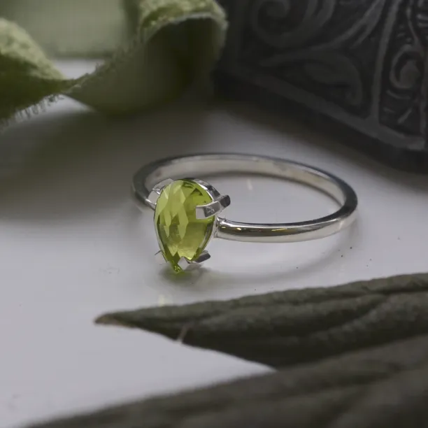 Gold ring with peridot BERTA Image