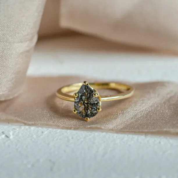 Gold ring with pear quartz OLLY Image