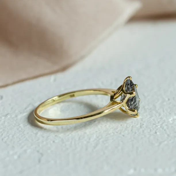 Gold ring with pear quartz OLLY Image