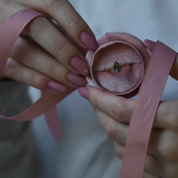 Gold ring with pear quartz OLLY Image