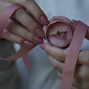 Gold ring with pear quartz OLLY Thumbnail