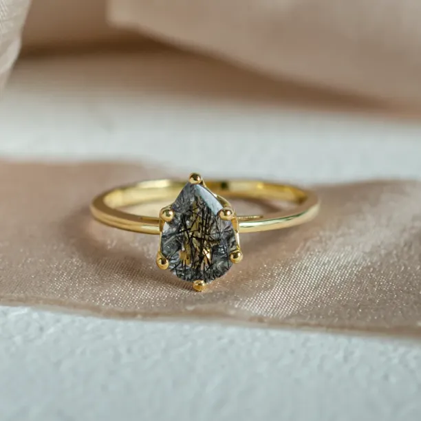 Gold ring with pear quartz OLLY Image