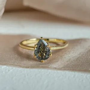 Gold ring with pear quartz OLLY Thumbnail