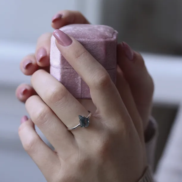 Minimalist gold ring with moss agate BERTA Image