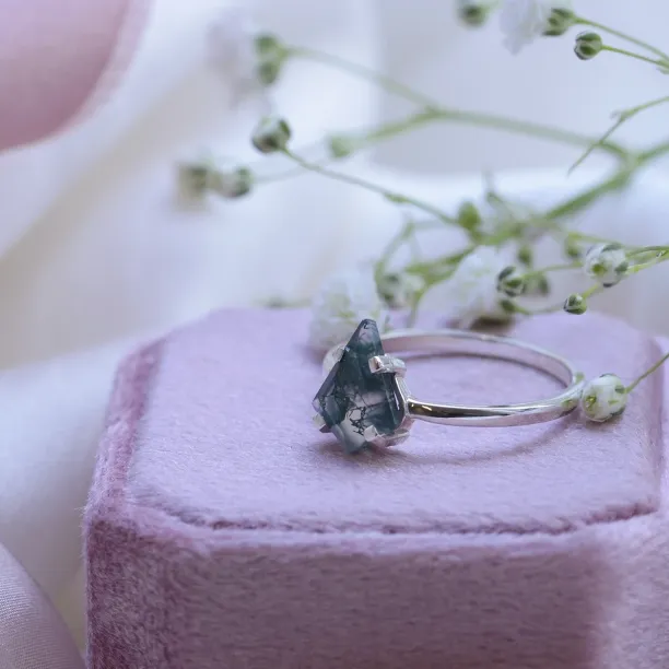 Minimalist gold ring with moss agate BERTA Image