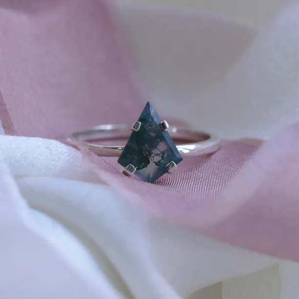 Minimalist gold ring with moss agate BERTA Image