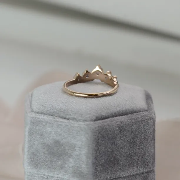 Slightly curved salt and pepper diamond ring FERO Image