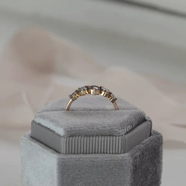 Slightly curved salt and pepper diamond ring FERO Image