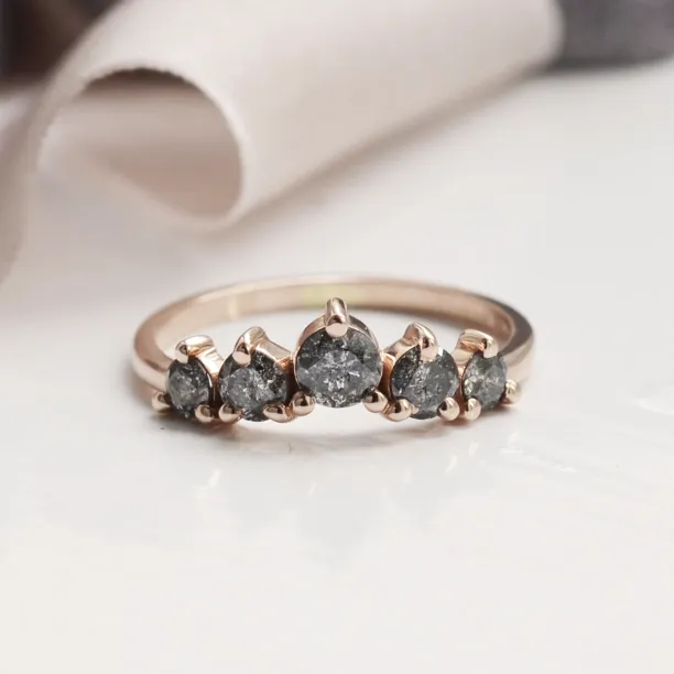 Slightly curved salt and pepper diamond ring FERO Image