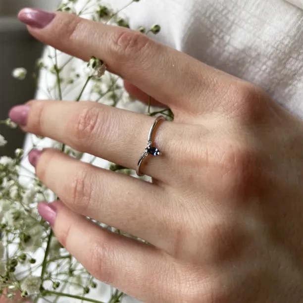 Minimalist ring with sapphire and two small diamonds JANIS Image