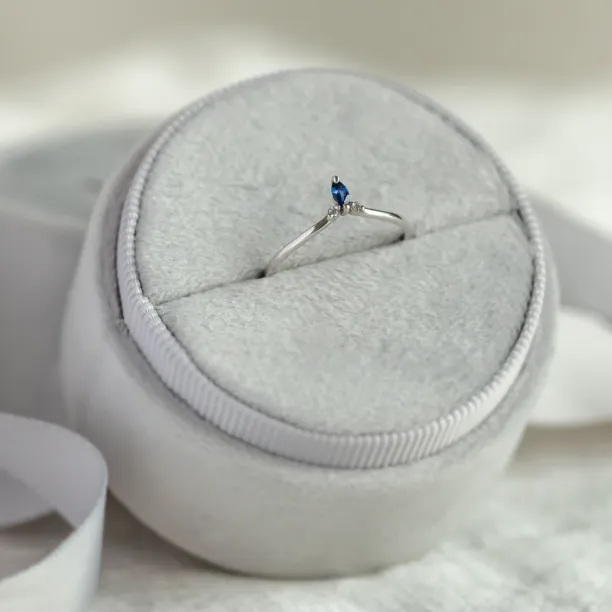 Minimalist ring with sapphire and two small diamonds JANIS Image