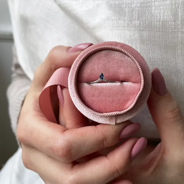 Minimalist ring with sapphire and two small diamonds JANIS Image