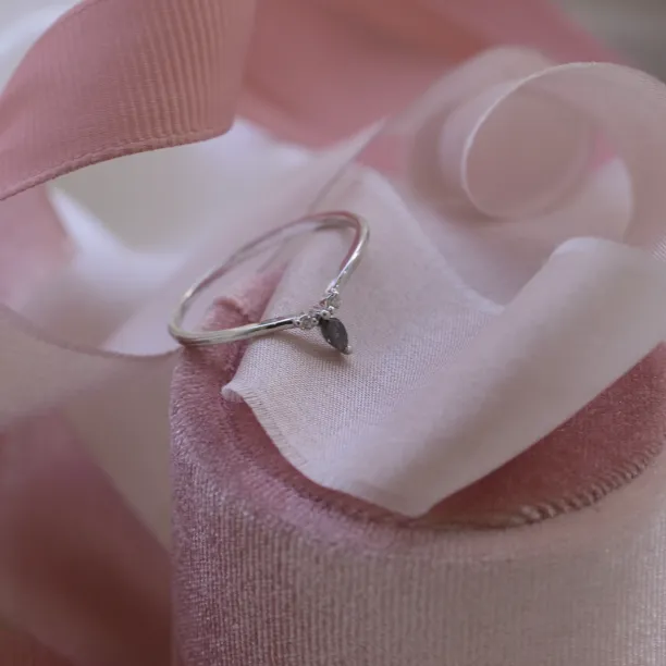 Minimalist ring with salt and pepper diamond and two small diamonds JANIS Image