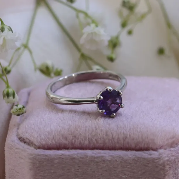 Minimalist gold ring with amethyst STAMI Image