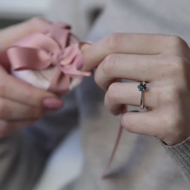 Minimalist gold ring with moss agate STAMI Image