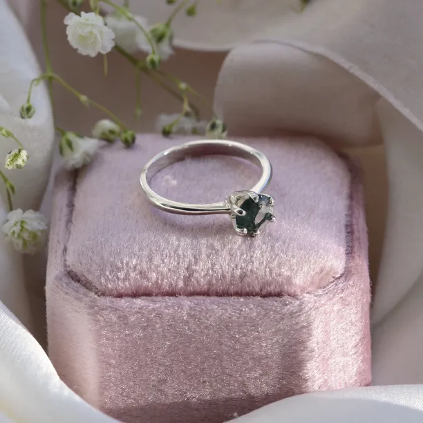 Minimalist gold ring with moss agate STAMI Image