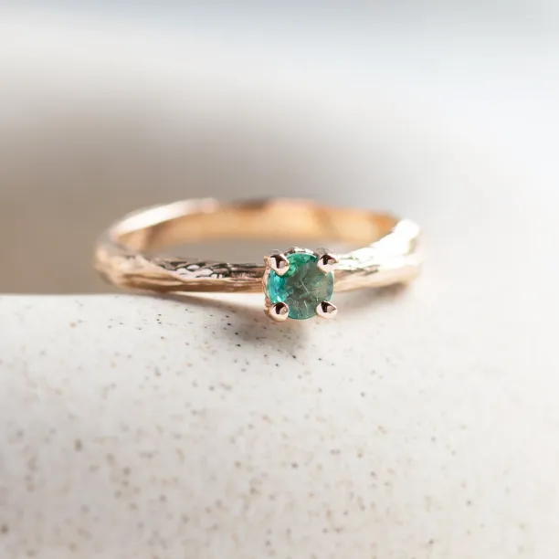 Gold ring with emerald DREM Image