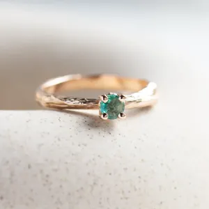 Gold ring with emerald DREM