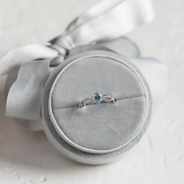 Gold ring with aquamarine and diamonds QUEEN Image