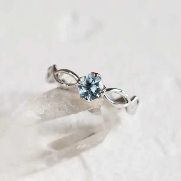 Gold ring with aquamarine and diamonds QUEEN Image